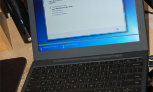نت بوك جوجل Cr- 48 يعمل علي نظام آبل Snow Leopard وويندوز 7